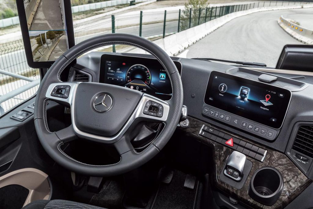 2020.09.14 mercedes-cockpit-9-9-3